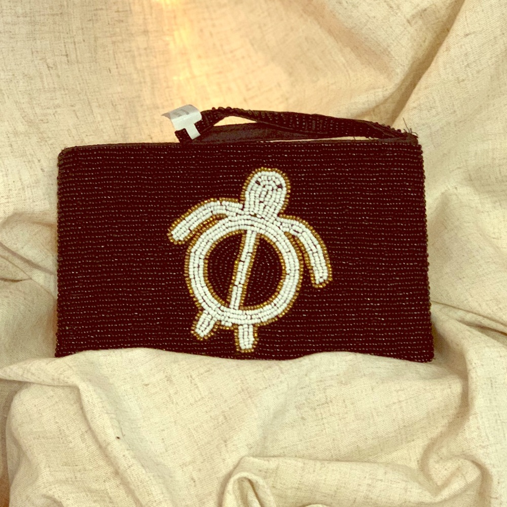 🤎Small Black Beaded Turtle Wristlet